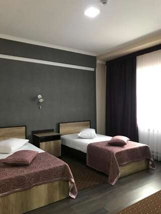 Отель ORIENT Ош Двухместный номер с 2 отдельными кроватями и душем-6